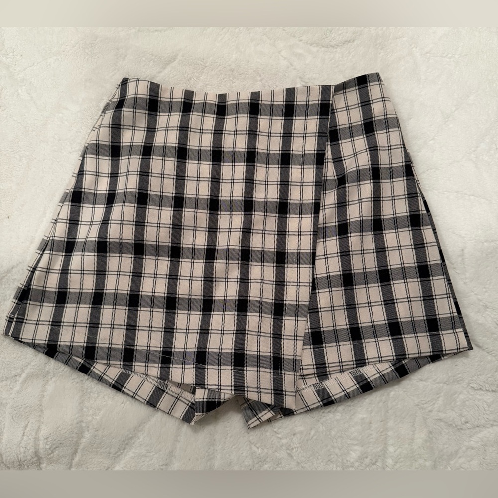 PRINCESS POLLY
Breanna Check Shorts In Black / White - Picture 2 of 5